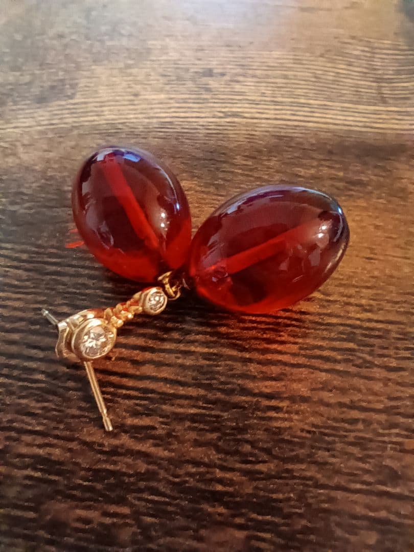 K18赤いオーバル型ダイヤモンド装飾ピアス