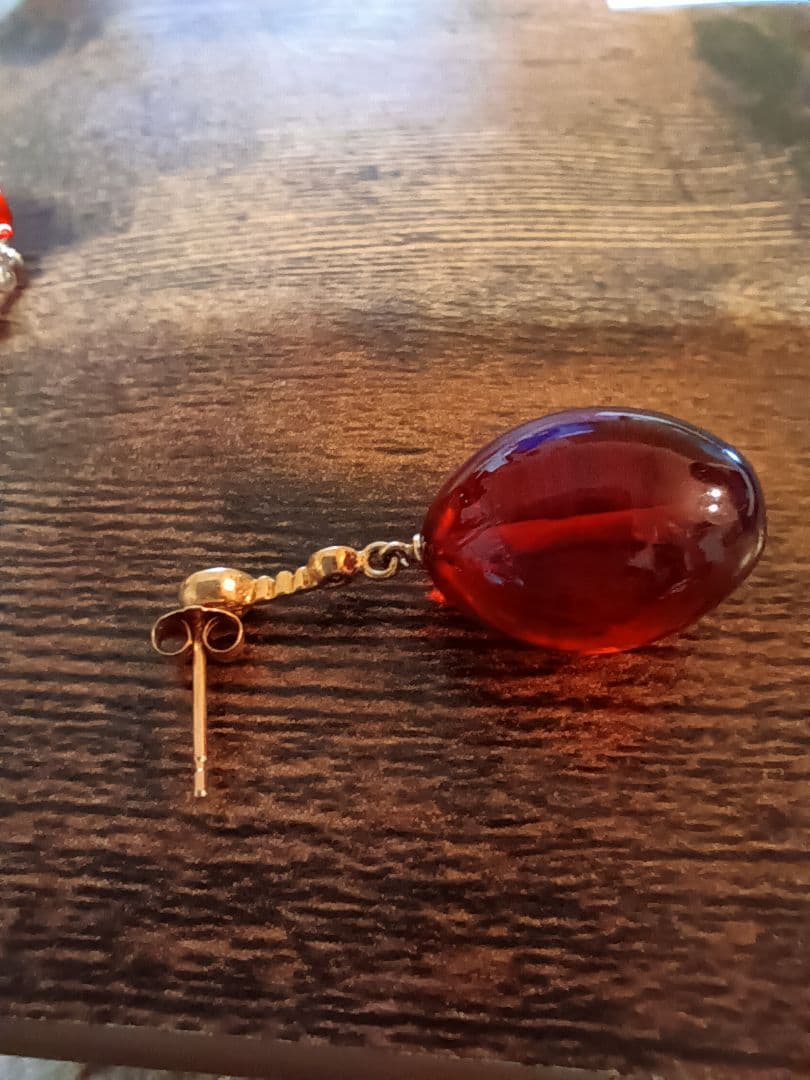 K18赤いオーバル型ダイヤモンド装飾ピアス