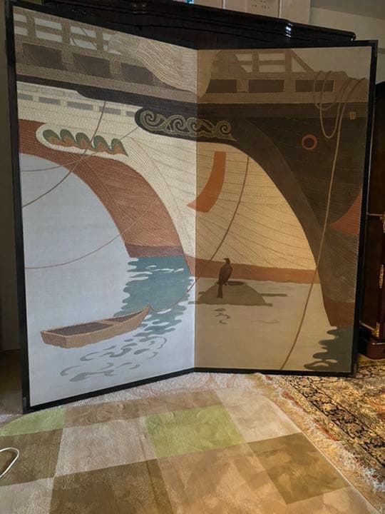 ふすまのような建具に刺繍が施しています。