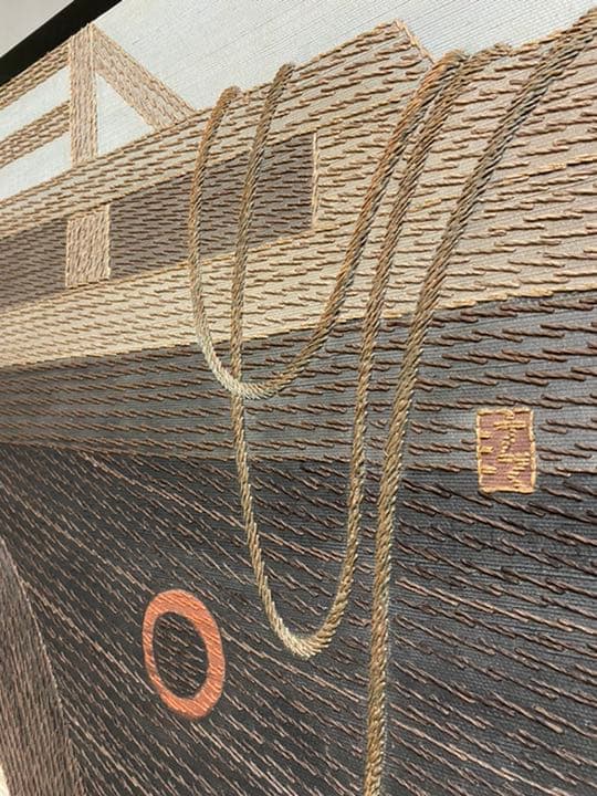 ふすまのような建具に刺繍が施しています。