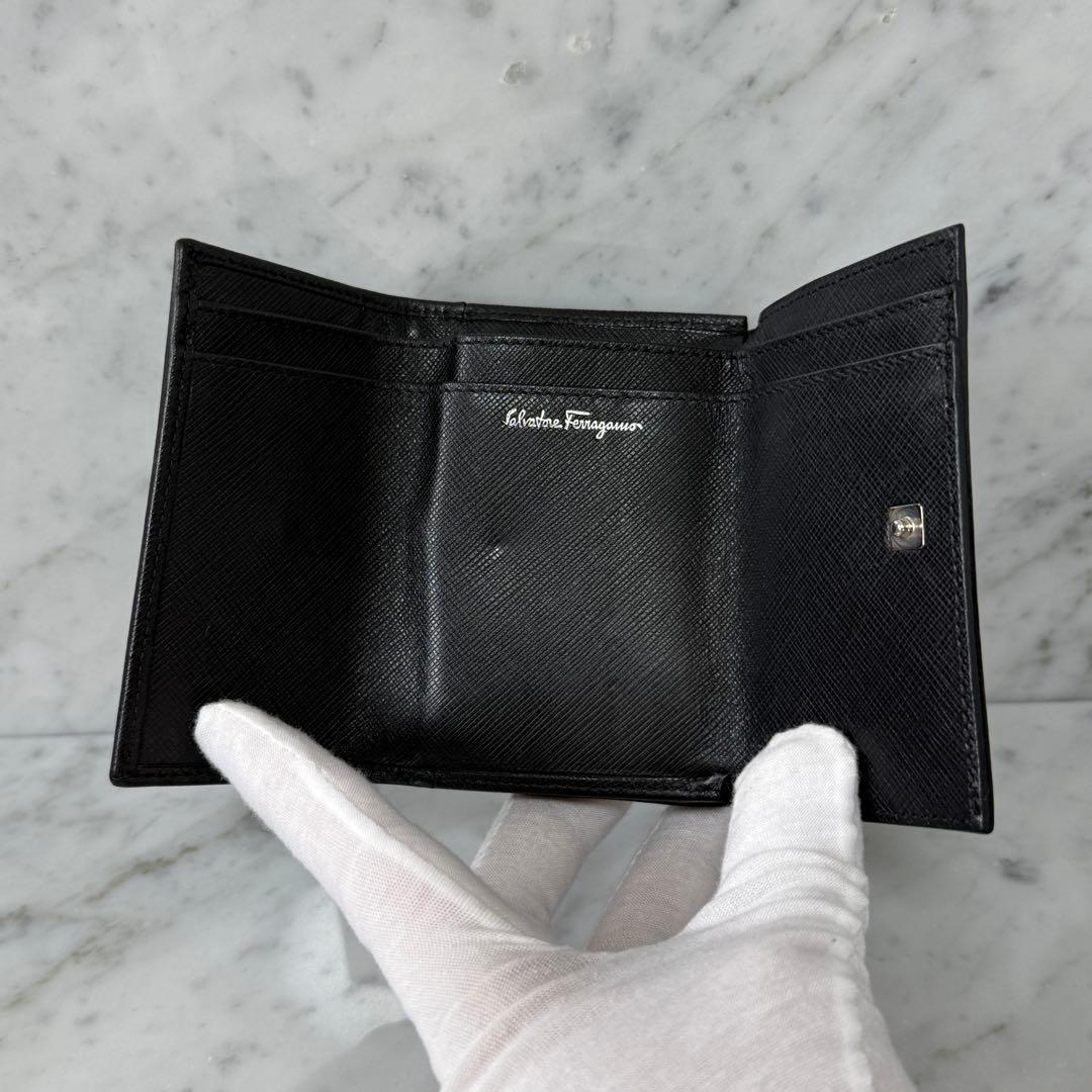美品 サルヴァトーレフェラガモ 三つ折財布 ガンチーニ 銀 SILVER 黒