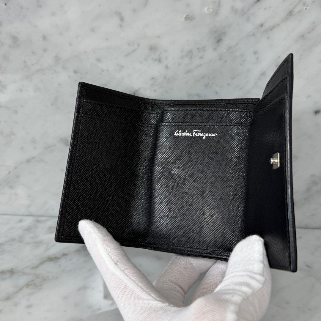 美品 サルヴァトーレフェラガモ 三つ折財布 ガンチーニ 銀 SILVER 黒