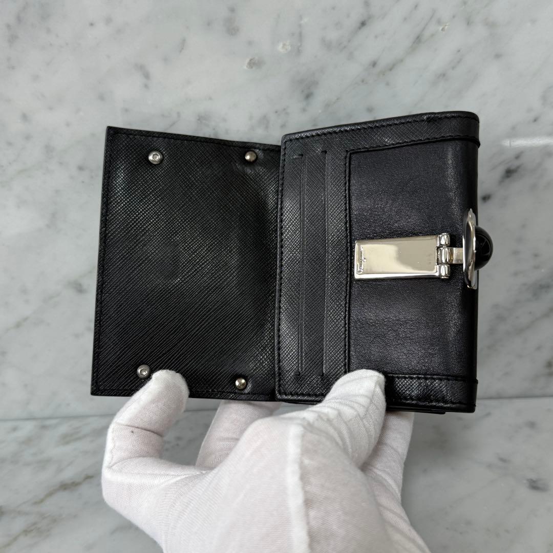 美品 サルヴァトーレフェラガモ 三つ折財布 ガンチーニ 銀 SILVER 黒