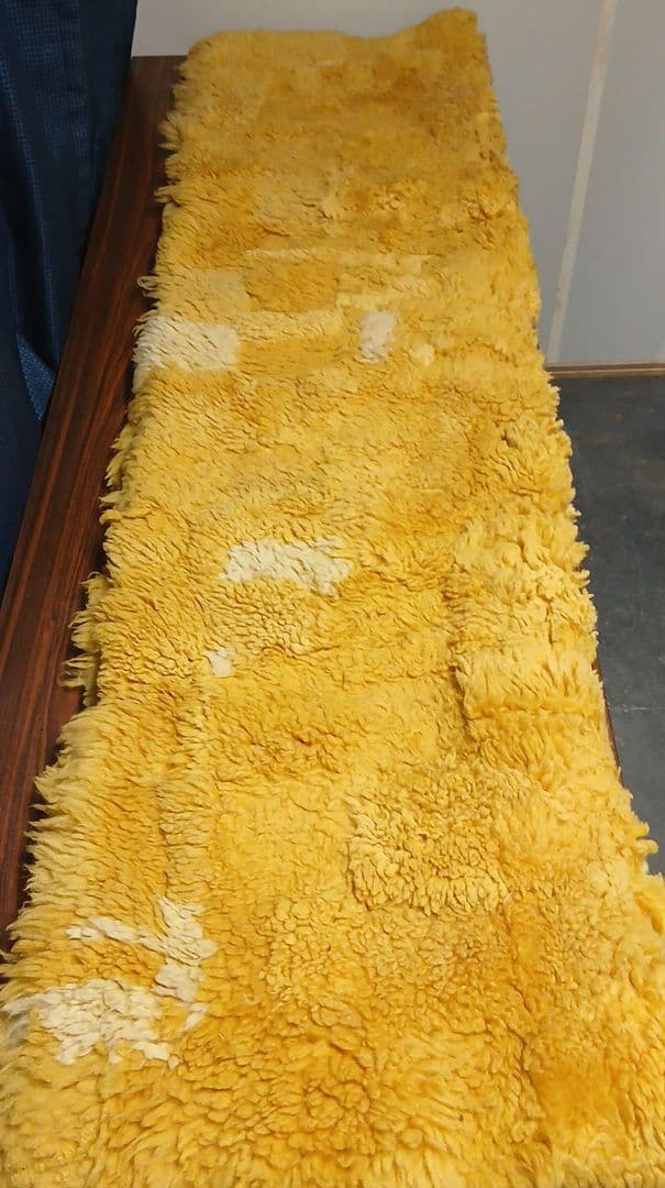 黄色のラグ　ムートンI