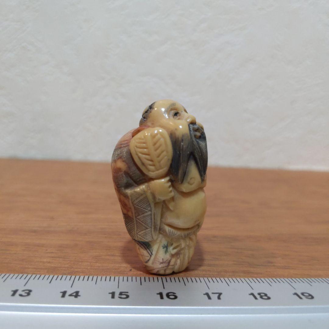 時代提物 縁起物彩色根付 天然素材 在銘【唐仙人】高さ約4.1cm 重さ約14ｇ