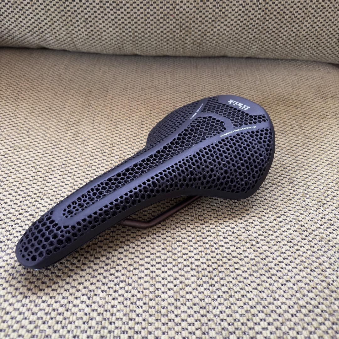 Fizik VENTO ANTARES R3 ADAPTIVE サドル140mm