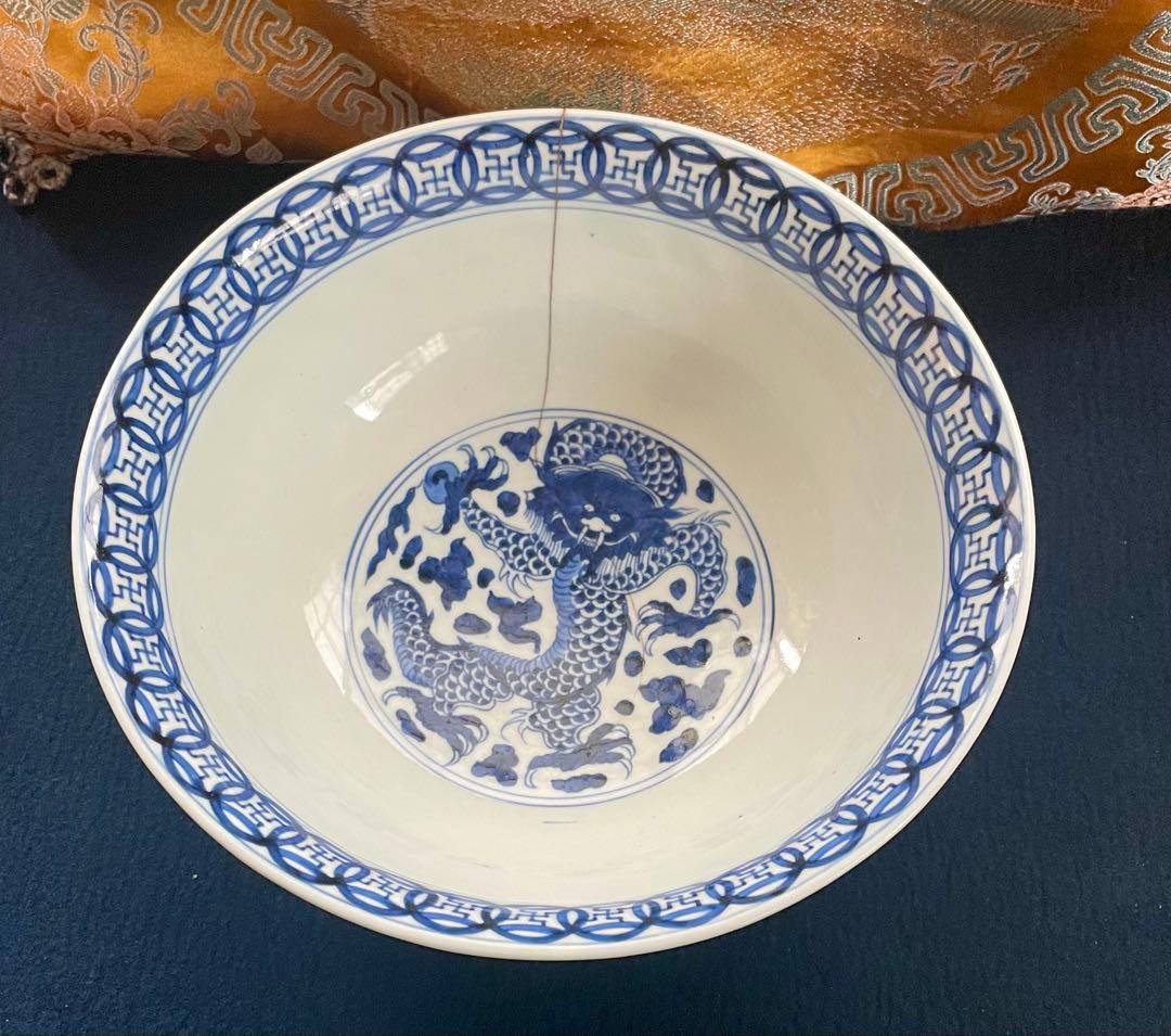 唐物　青白い龍の模様の深いボウル