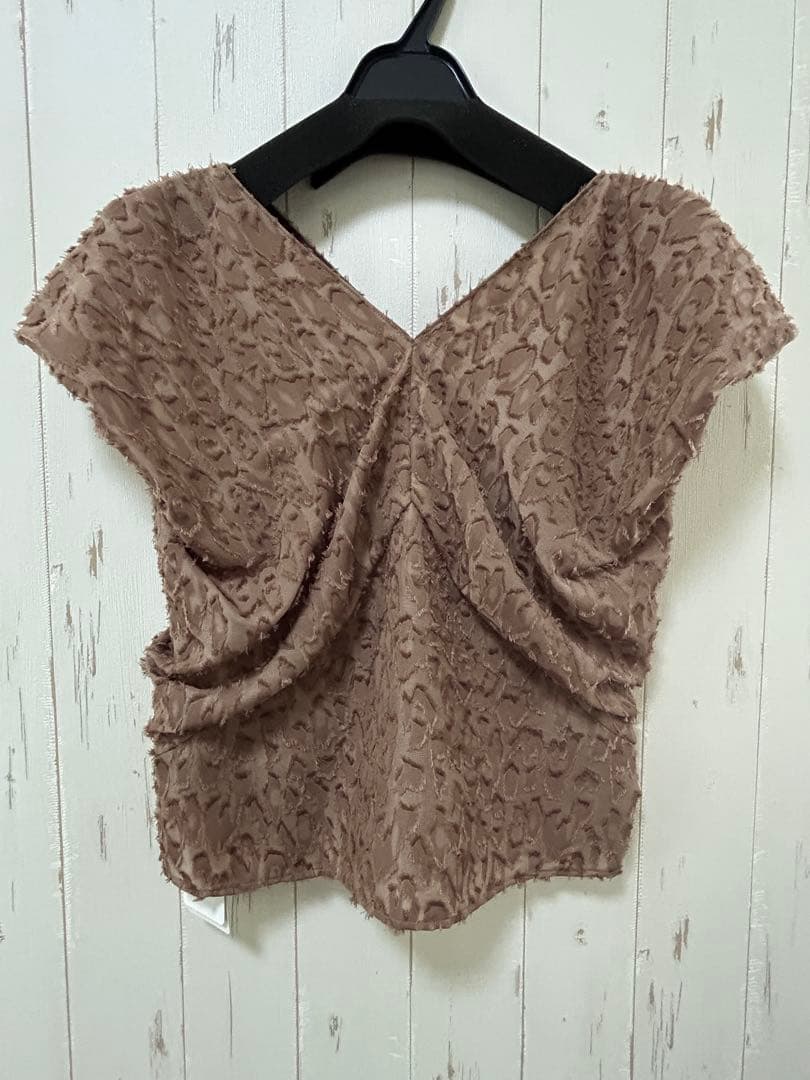 NOBLE 【洗える】レオパードジャガードデコルテVブラウス