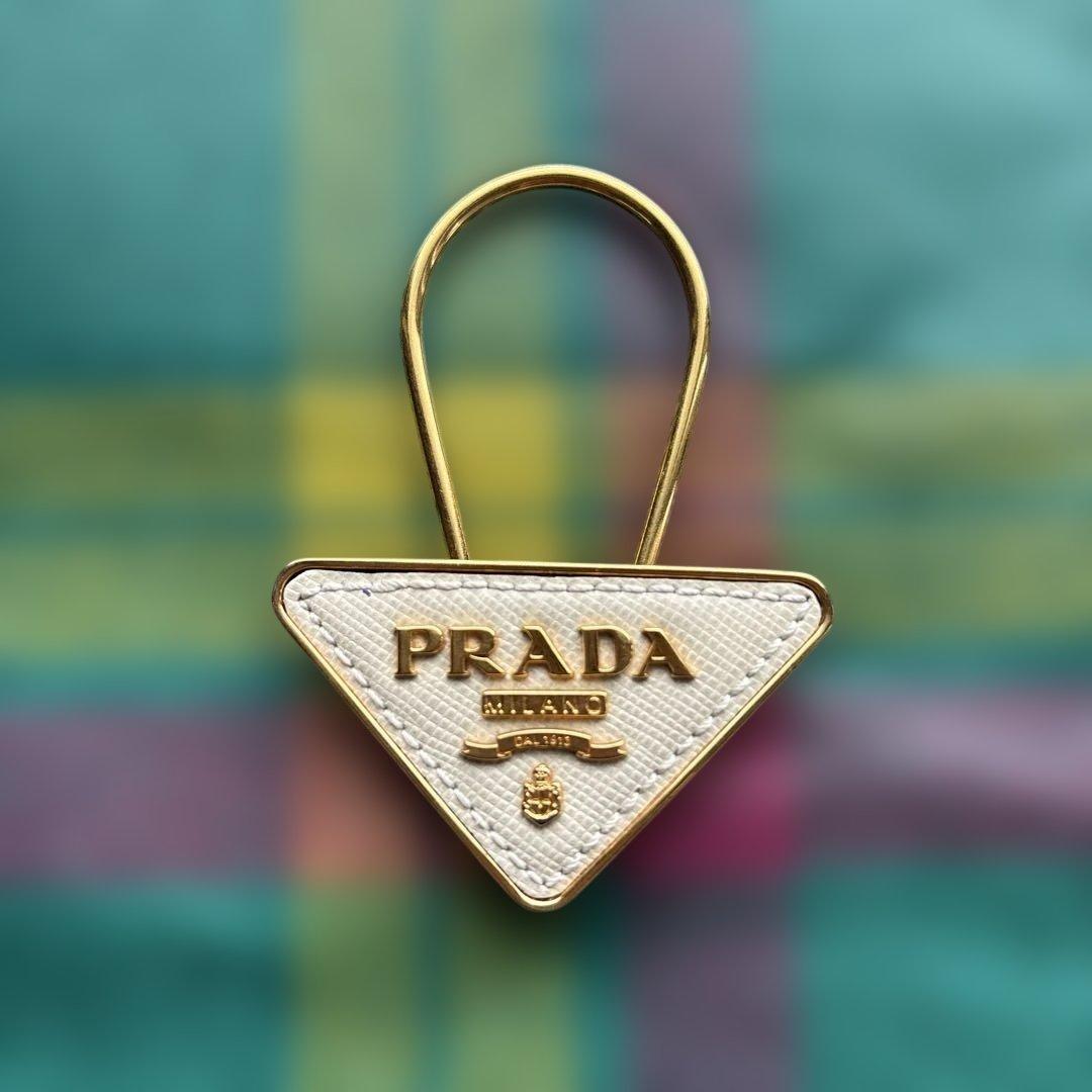 正規品♡PRADA プラダ 三角プレート チャーム キーリング ホワイト♡