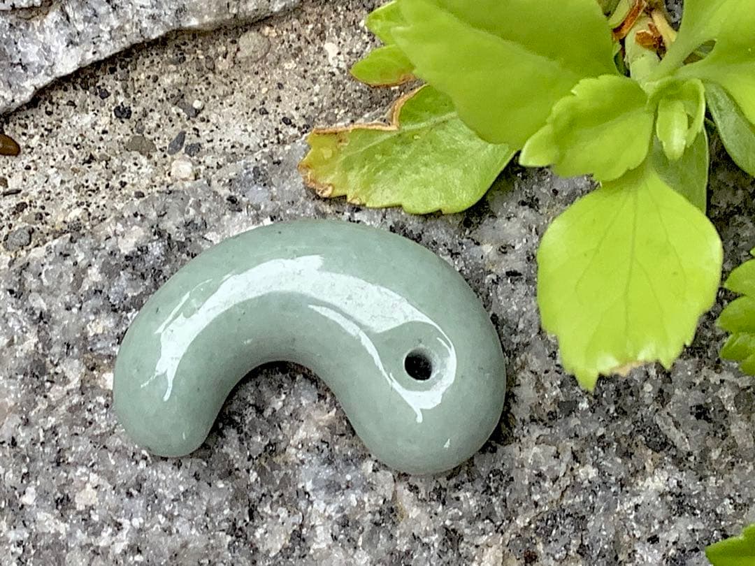 人気の平塚古墳勾玉型　糸魚川翡翠　本物の国石天然のお守り‼️ 鑑別書取得品‼️