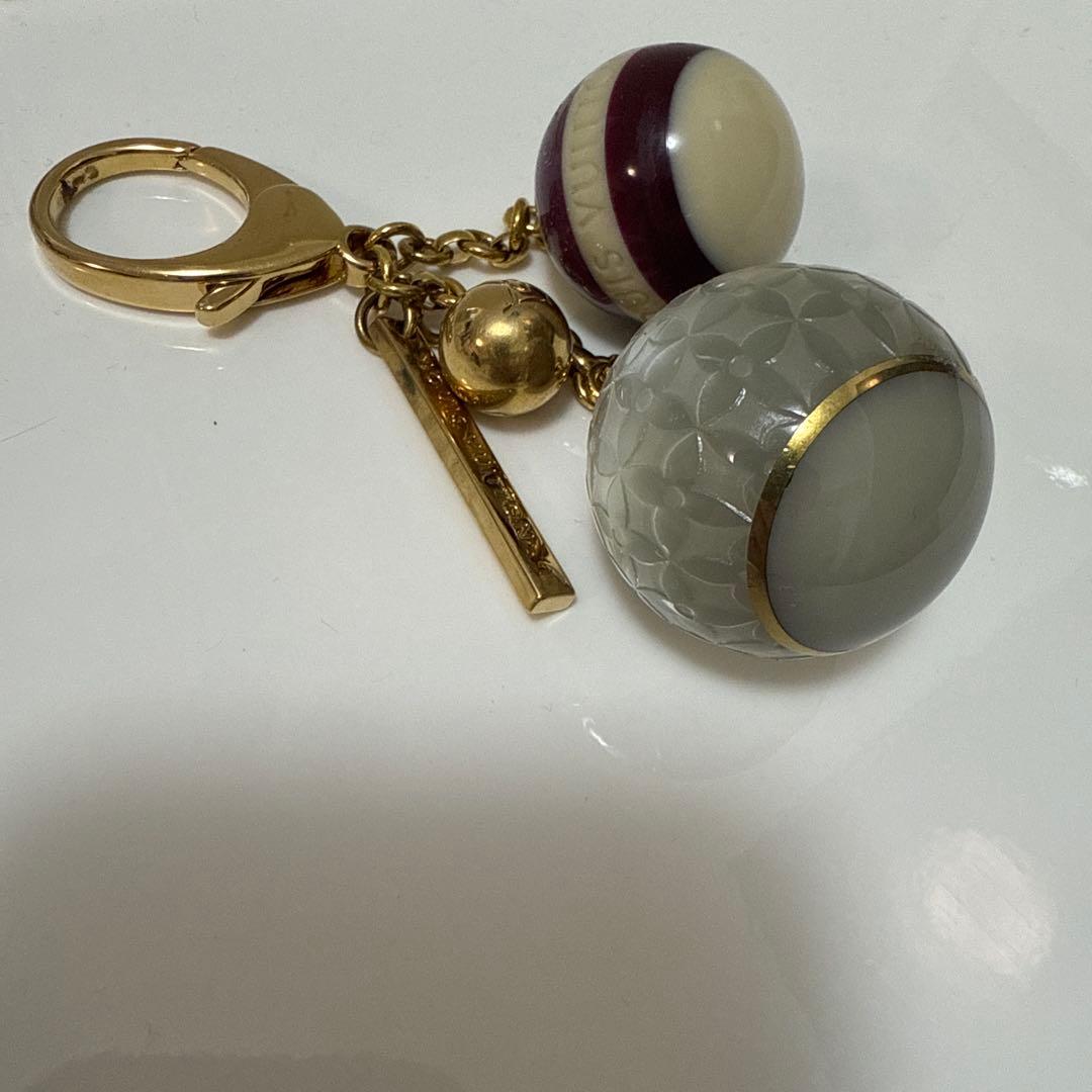 ルイ・ヴィトン グレー・赤ストライプ球体キーホルダー