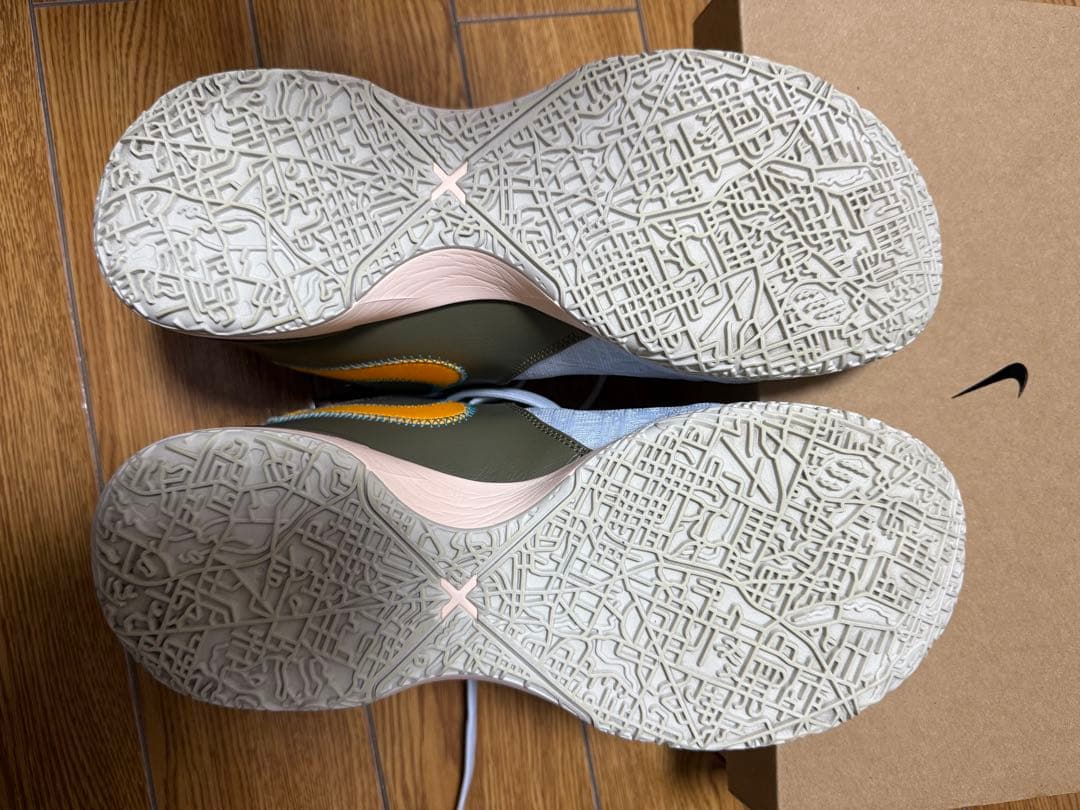 LeBron James NXXT Gen（白×青） のバスケットボールシューズ