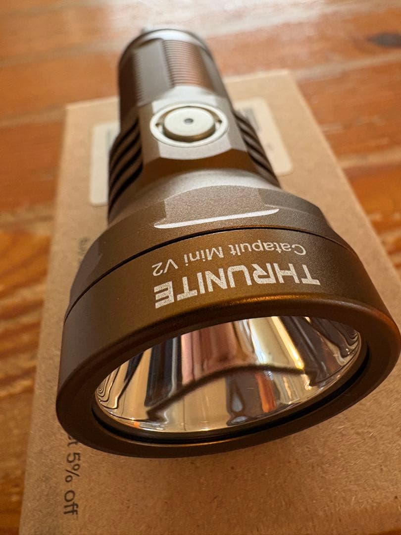 ThruNite Catapult Mini V2 充電式懐中電灯　LEDライト