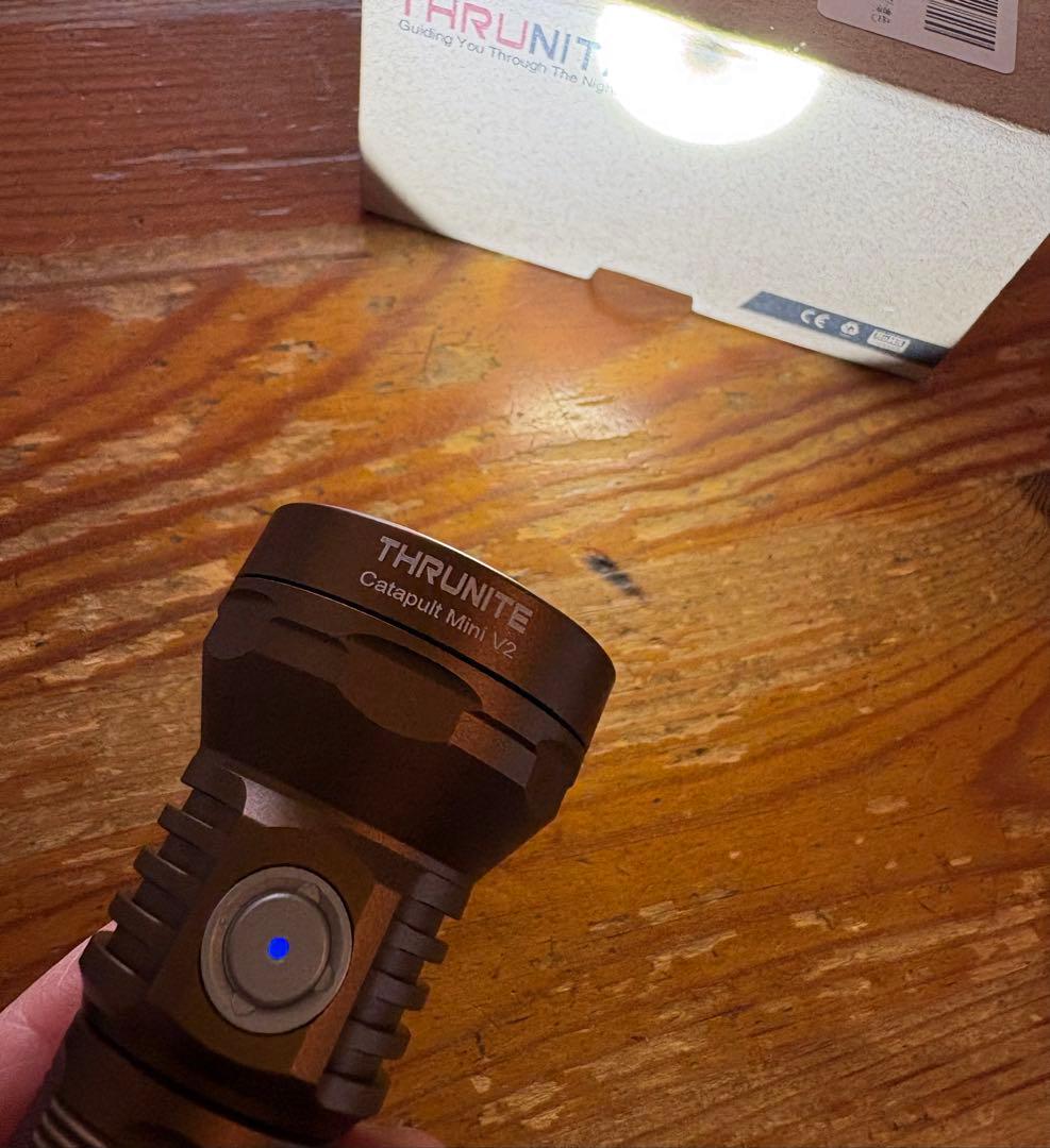 ThruNite Catapult Mini V2 充電式懐中電灯　LEDライト