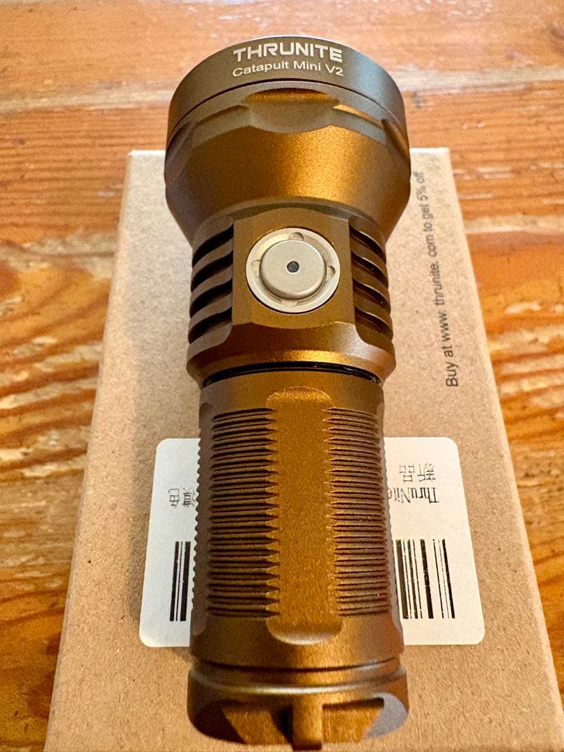 ThruNite Catapult Mini V2 充電式懐中電灯　LEDライト