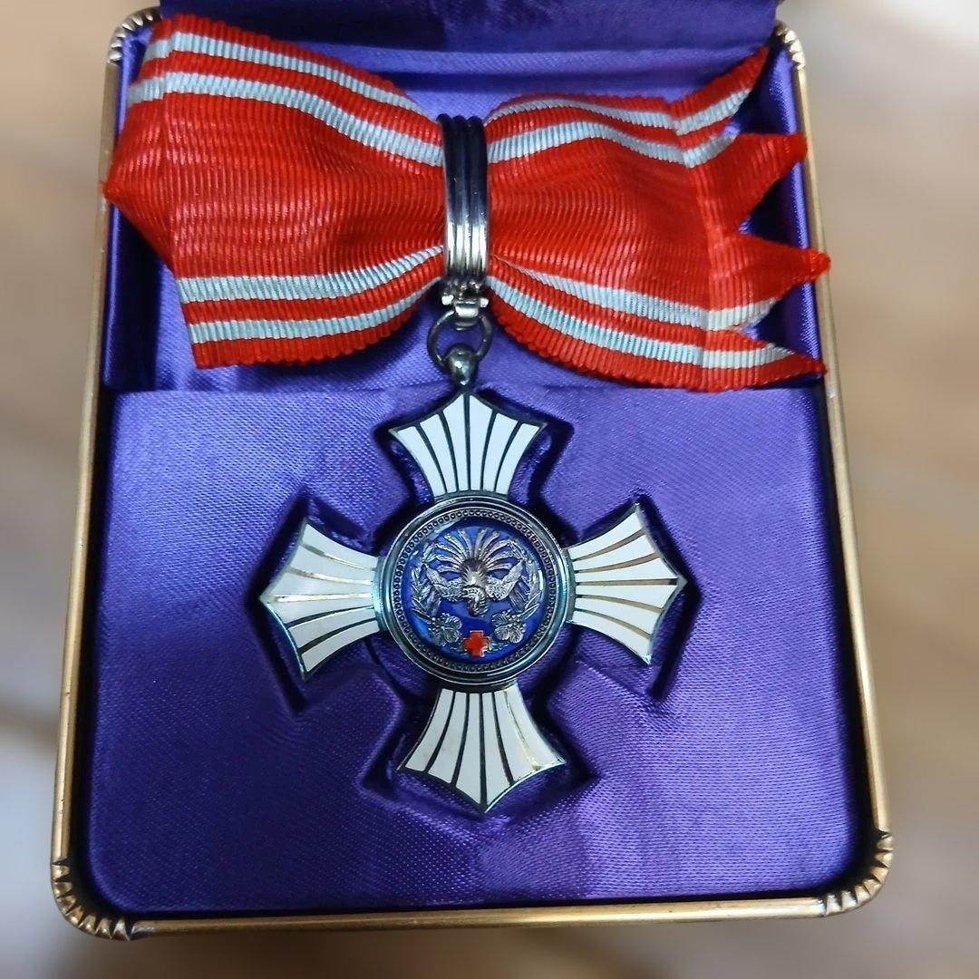 日本赤十字社 銀色有功章 バッジ 勲章 徽章 胸章 記章 メダル