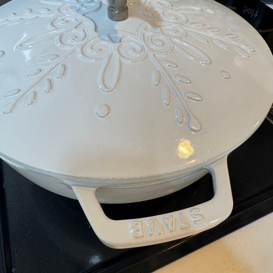 ストウブ ブレイザーソテーパン24㎝ スノーフレーク アニマルノブチキン付き