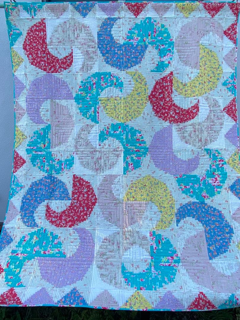 パッチワークキルト　ログキャビンが生み出した流れ　タペストリー　ベットカバー