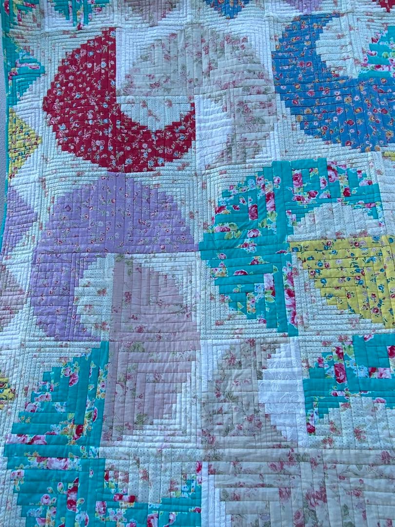 パッチワークキルト　ログキャビンが生み出した流れ　タペストリー　ベットカバー