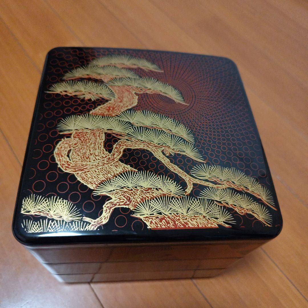 木製三段重箱 金色と赤色の松の模様