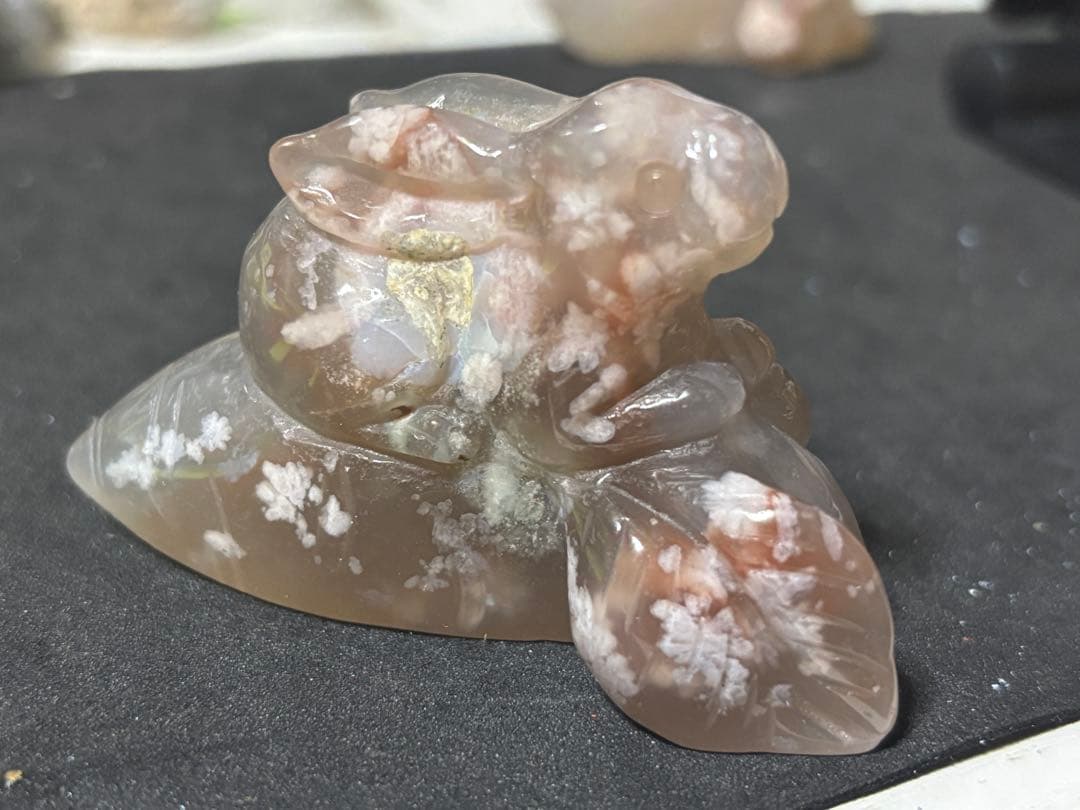 桜瑪瑙のうさぎ 人参に乗ってるうさぎ