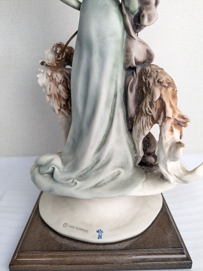 ジョゼッペアルマーニ 貴婦人とボルゾイ犬 置物