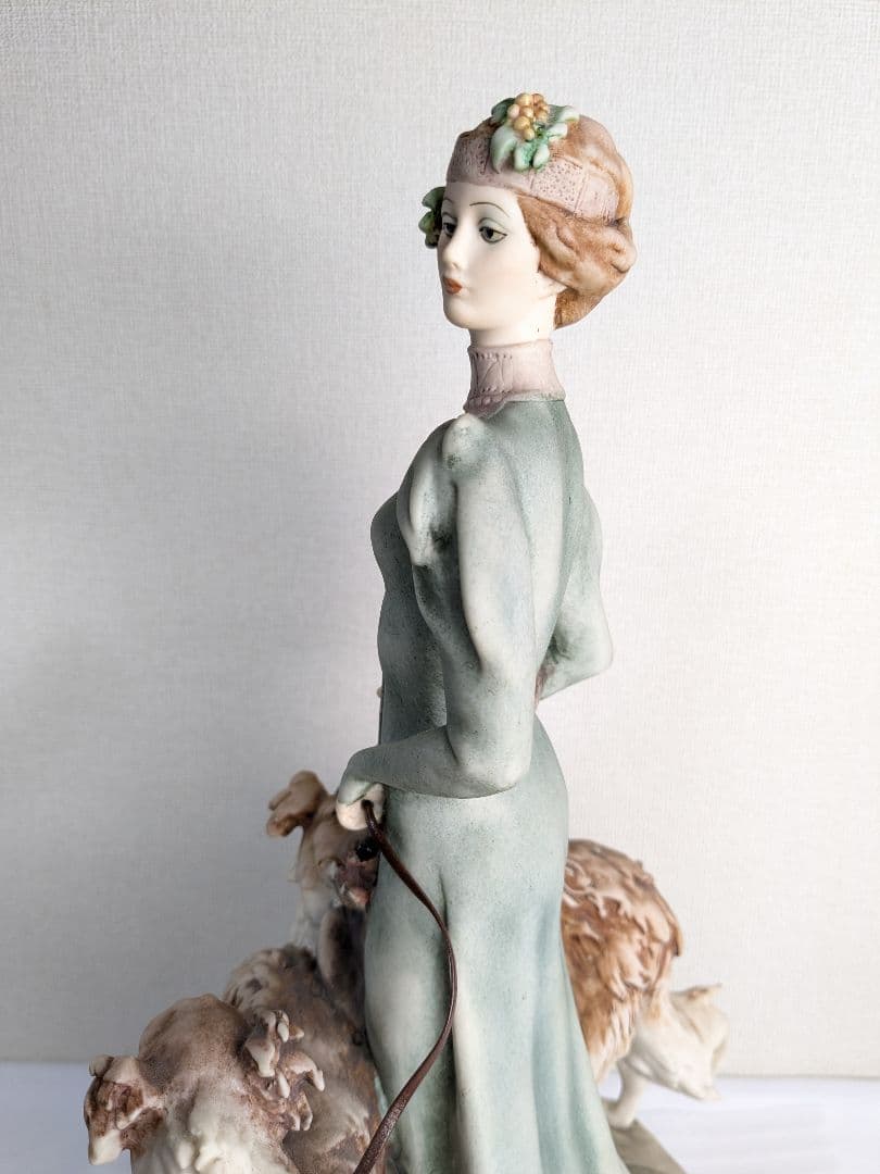 ジョゼッペアルマーニ 貴婦人とボルゾイ犬 置物