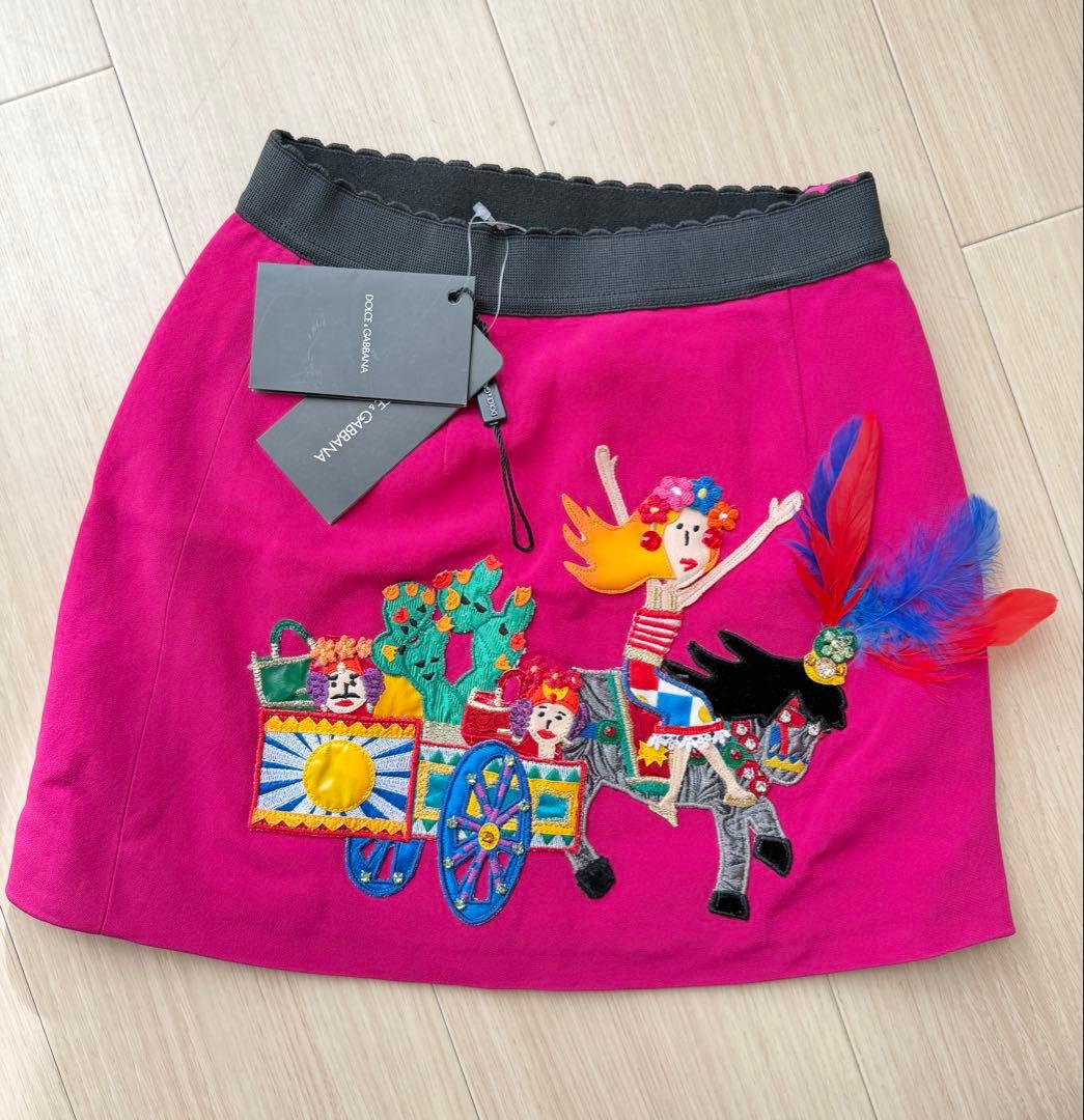 DOLCE&GABBANA 刺繍デザインのピンクスカート