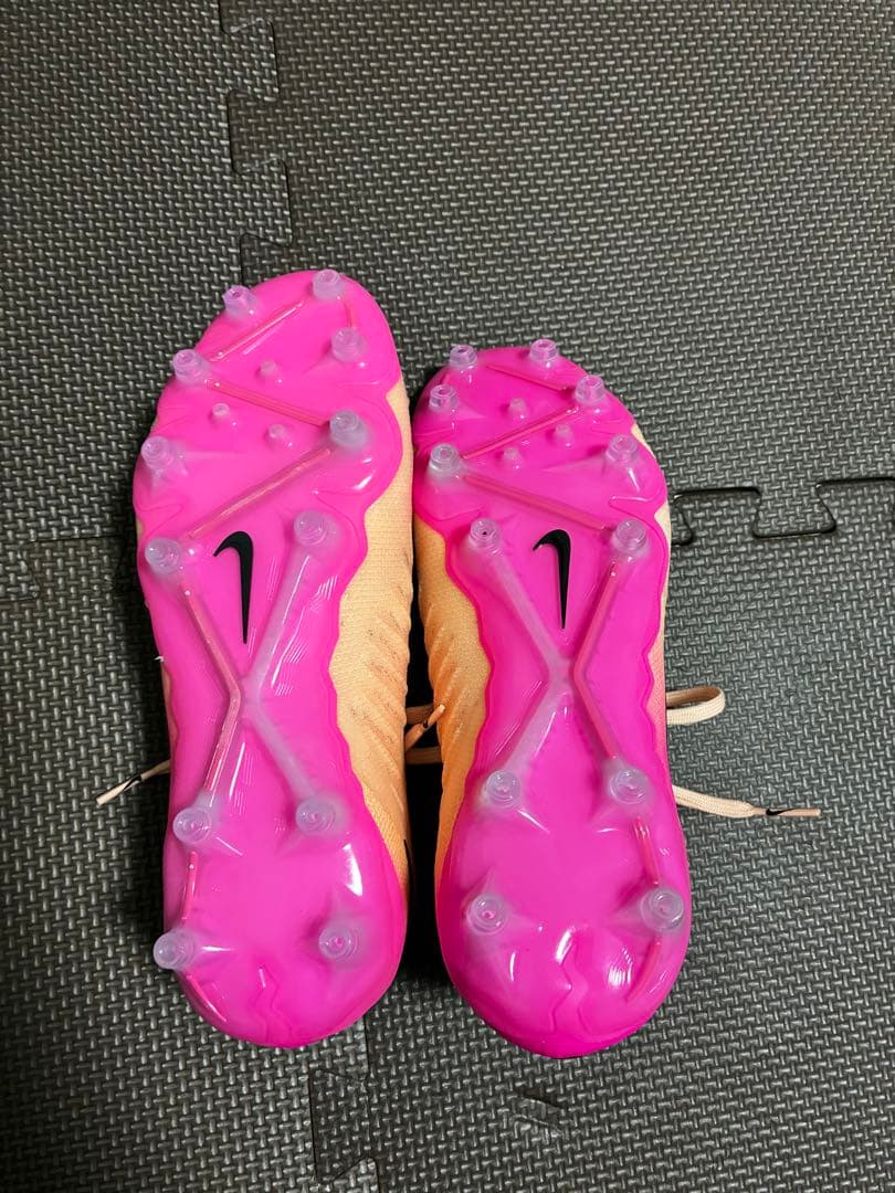 Nike サッカーシューズ・スパイク ピンク・ベージュ