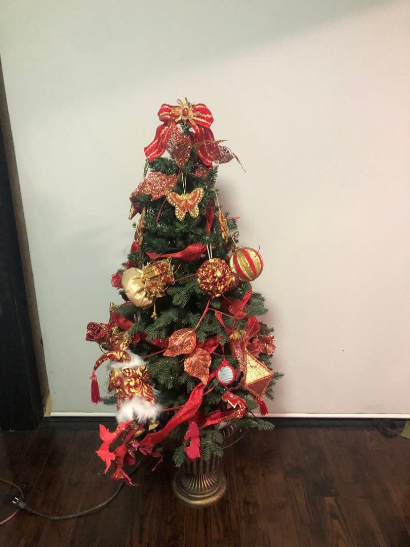 赤と金のクリスマスツリー 小型 装飾付き