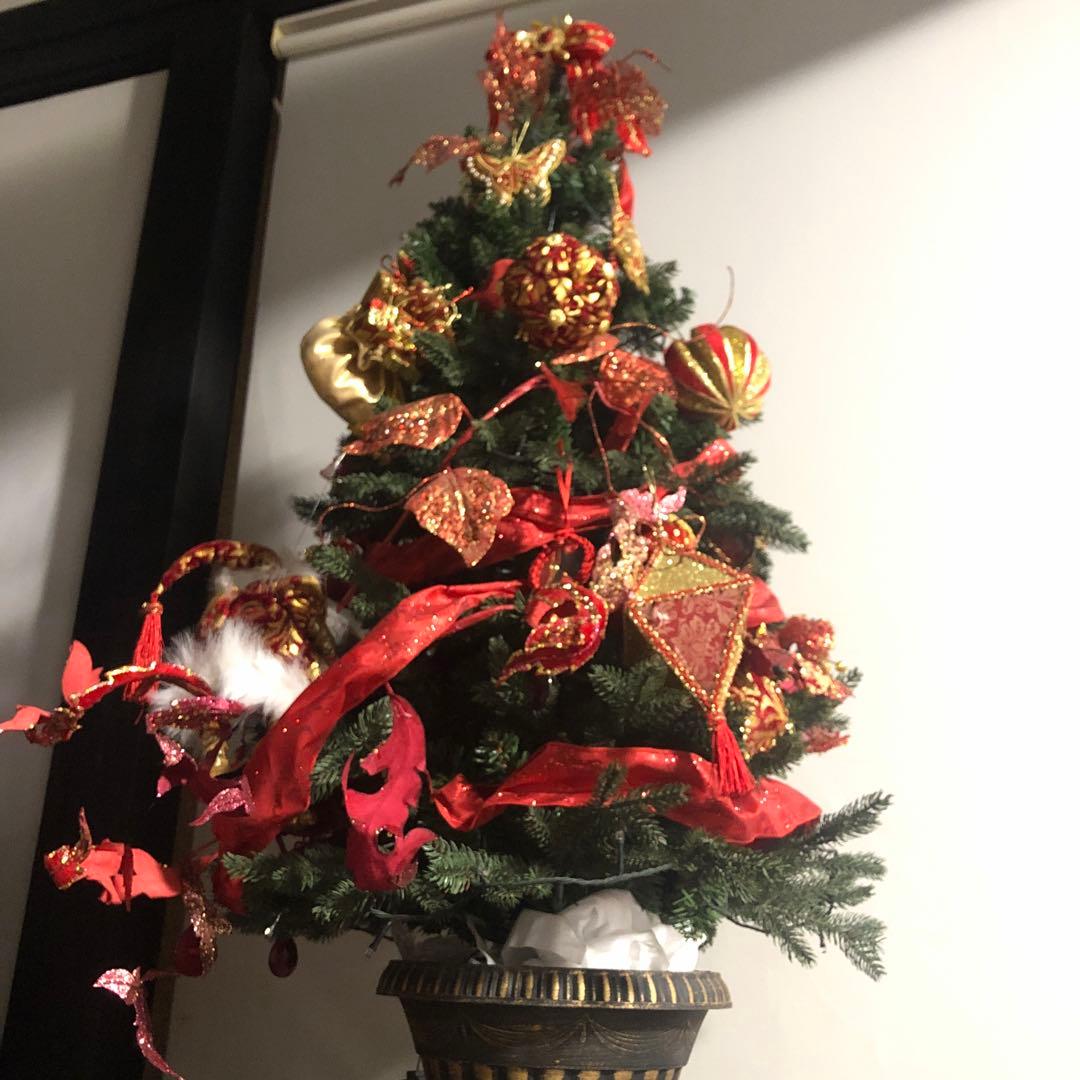 赤と金のクリスマスツリー 小型 装飾付き