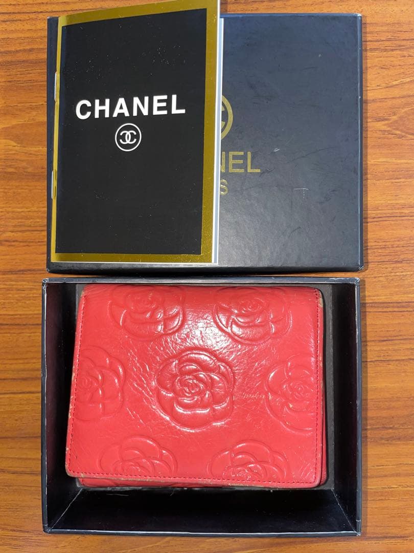 り*く様 CHANEL 赤 レザー 二つ折り財布