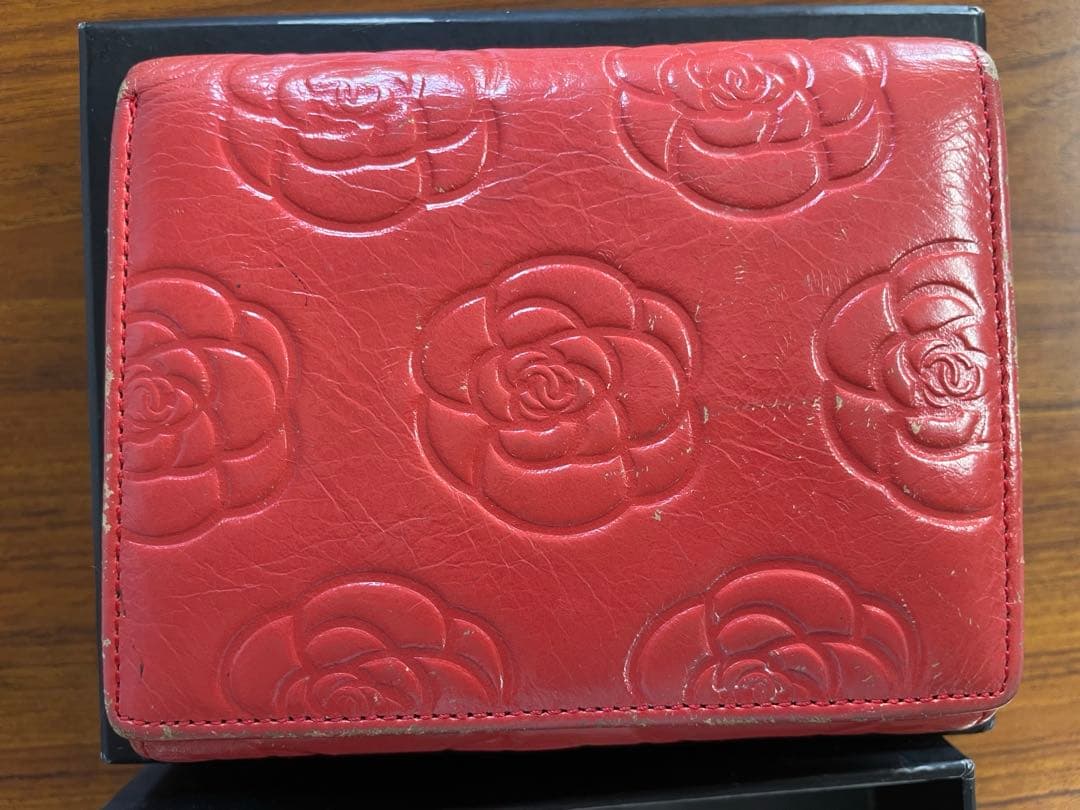 り*く様 CHANEL 赤 レザー 二つ折り財布
