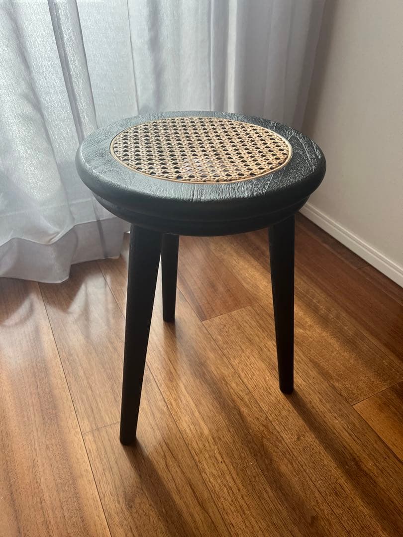 ラタンと木材の黒色スツール