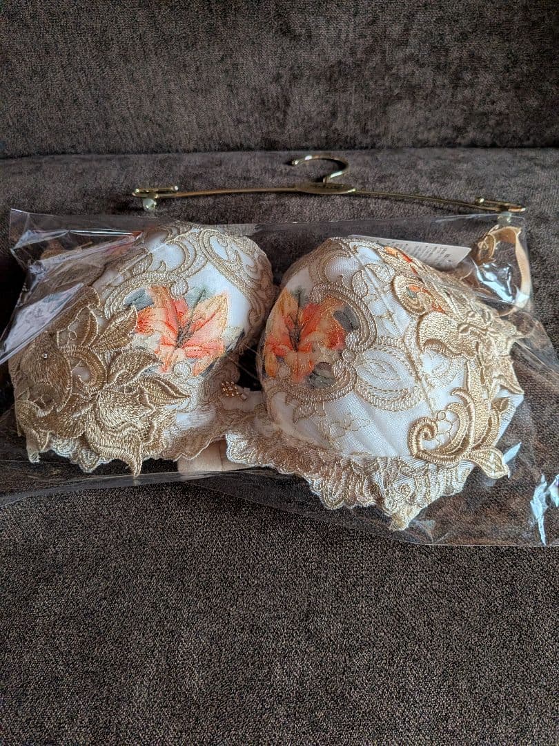 サルート、82グループプレステージブラジャーF70サイズ。