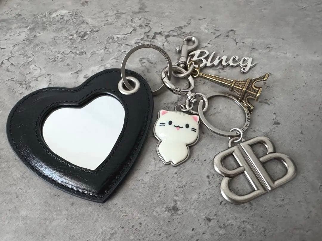 BALENCIAGA ハート型レザーキーホルダー