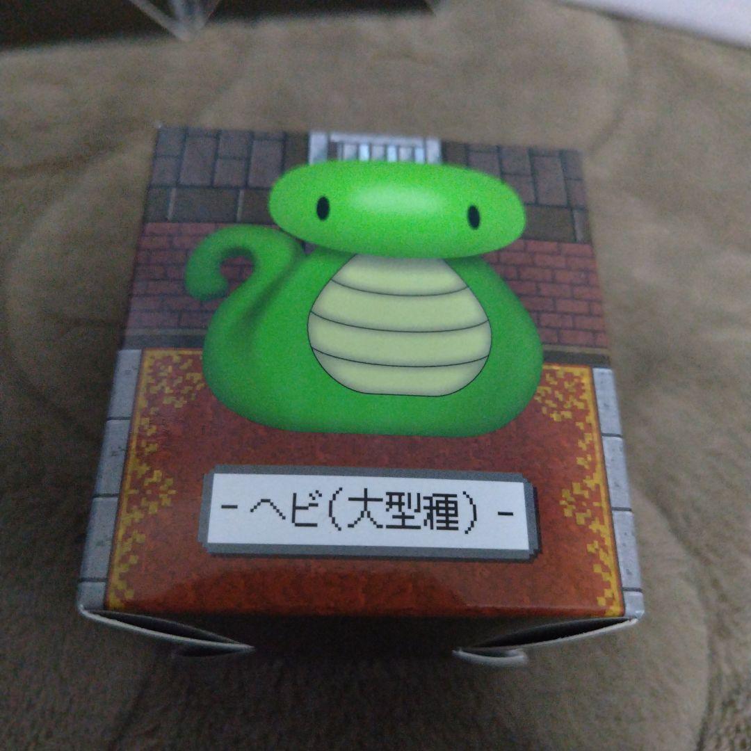 牛沢✕ヘビの命 ラバーマスコット ピンバッジ