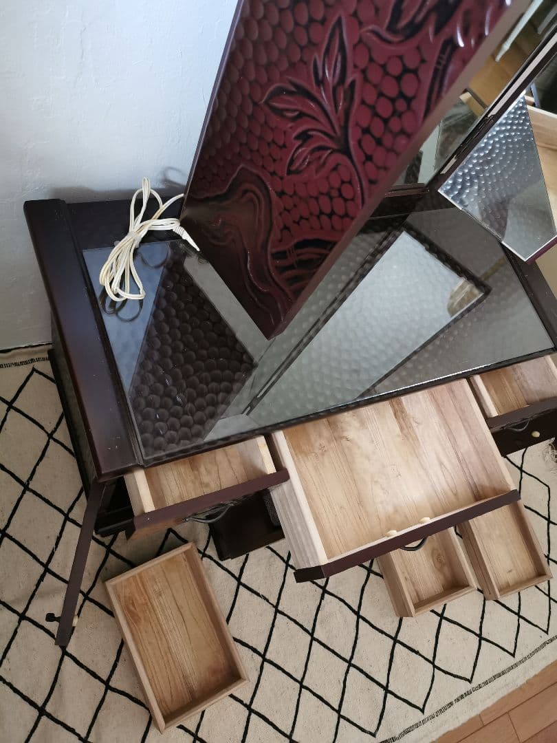 日展恵仙 伝統工芸 芍薬鎌倉彫 本漆塗仕上 三面姿見桐製鏡台 椅子付ドレッサー