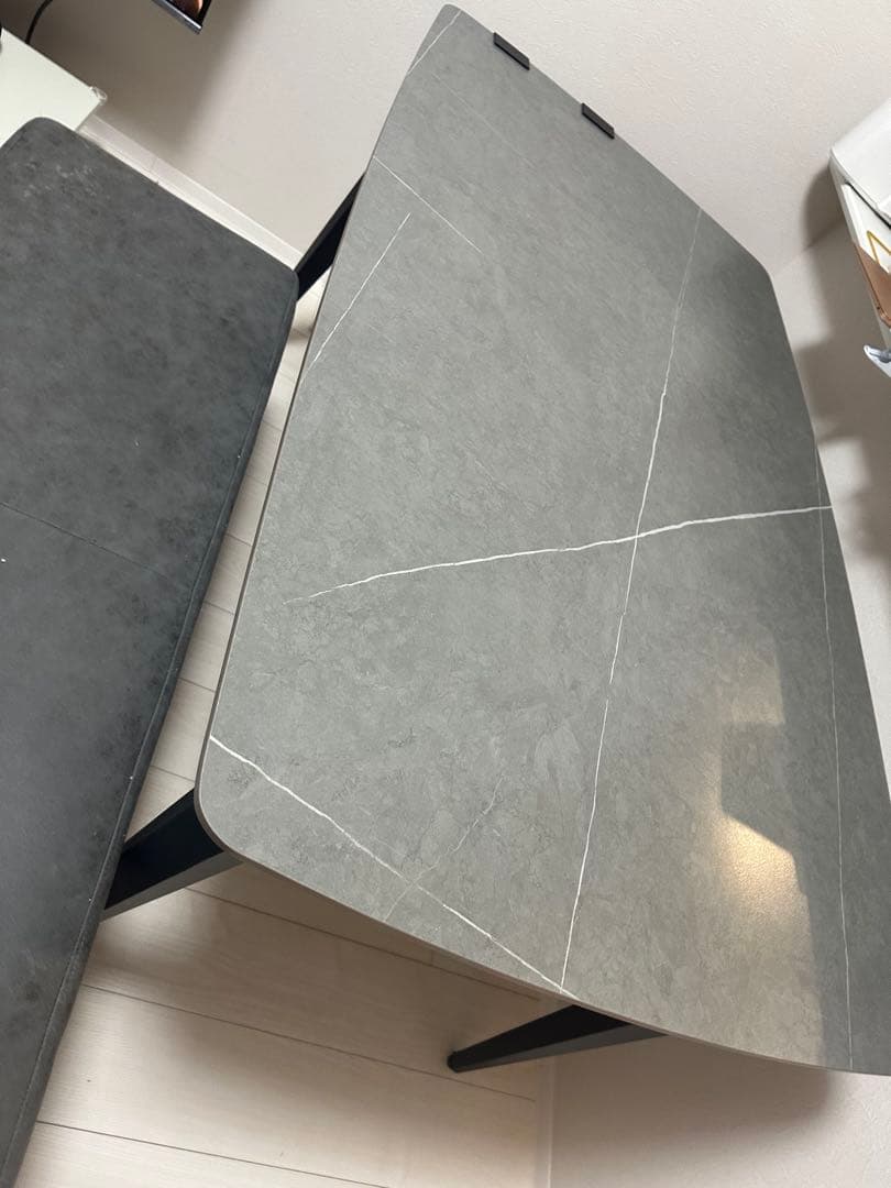 グレーのマーブル調ダイニングテーブル