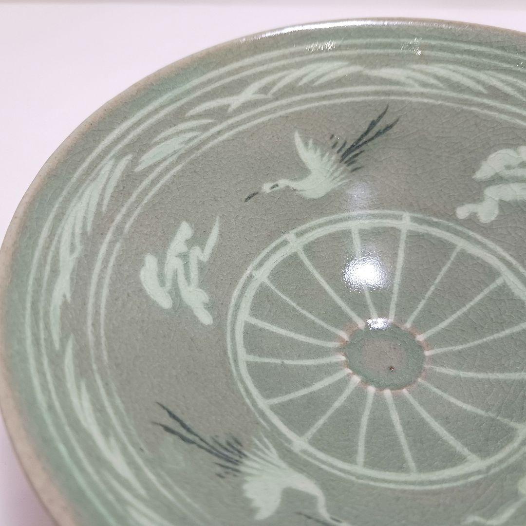 Y3122-94 青磁 雲鶴文 平茶碗 木箱付き