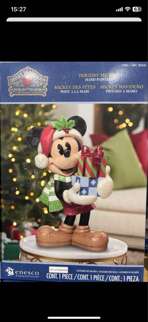 クリスマスの雰囲気を演出するハンドペイントのミッキー像。