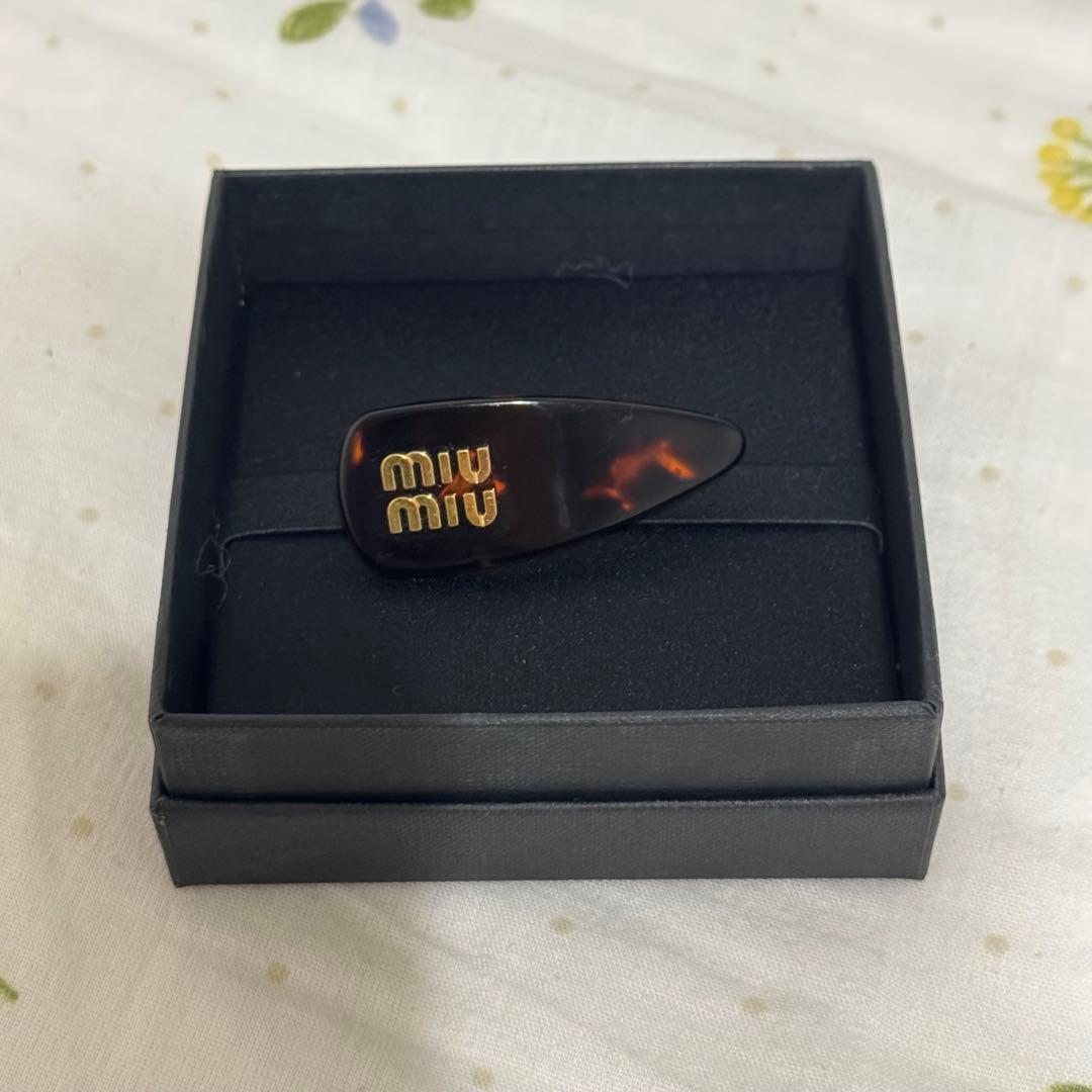 miu miu ロゴ入りヘアピン べっ甲