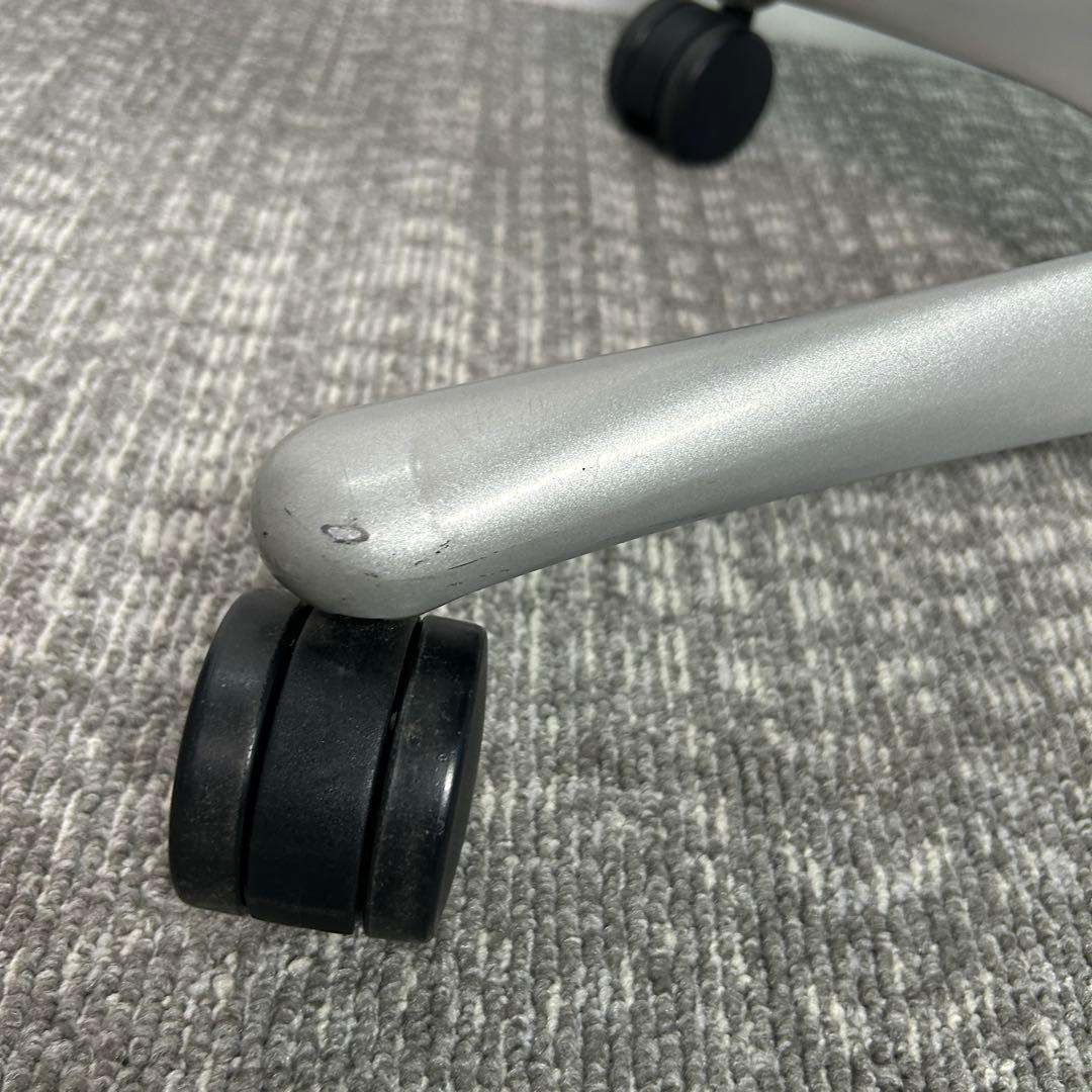 ②エンボディチェア ハーマンミラー ホワイト Embody えんじ色系