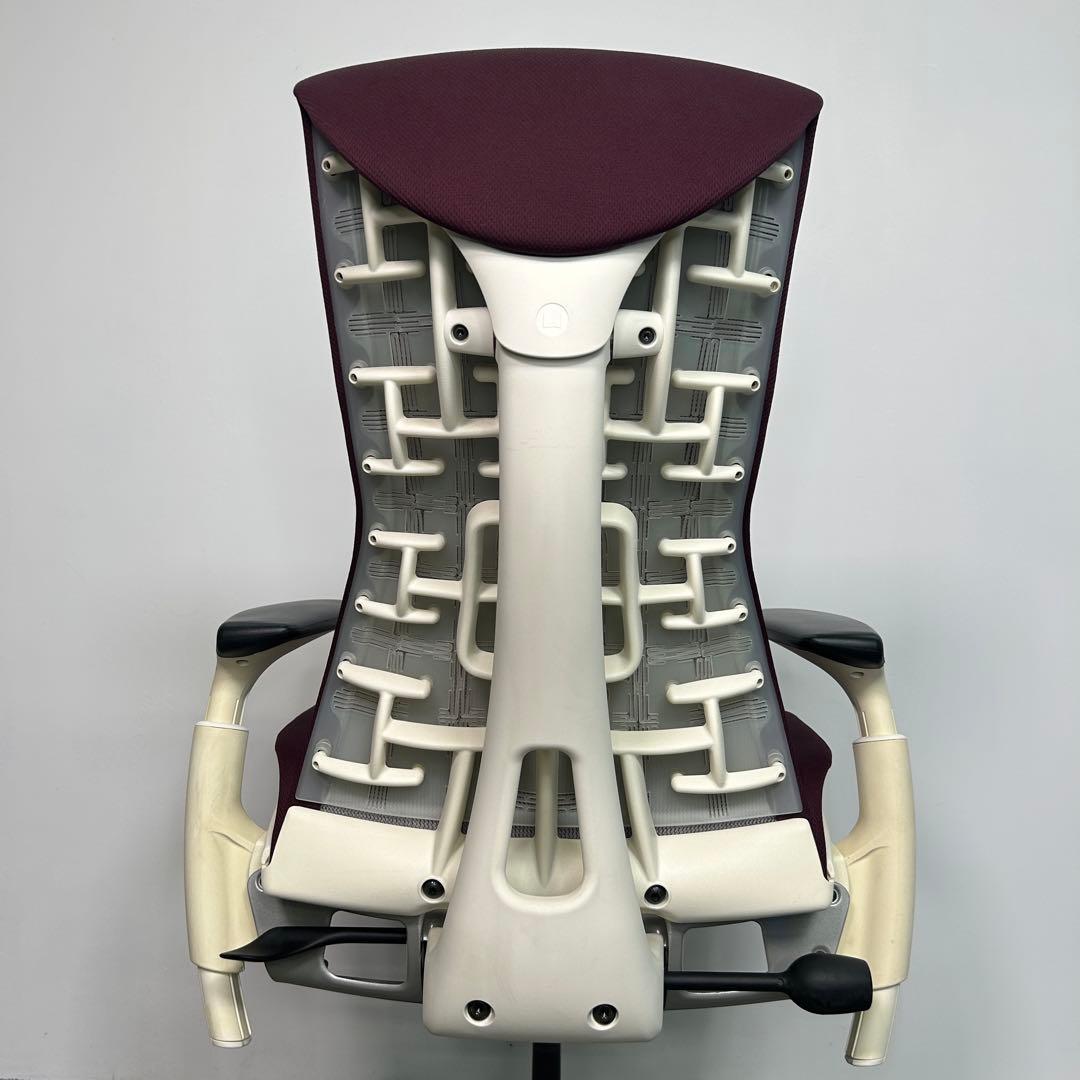 ②エンボディチェア ハーマンミラー ホワイト Embody えんじ色系