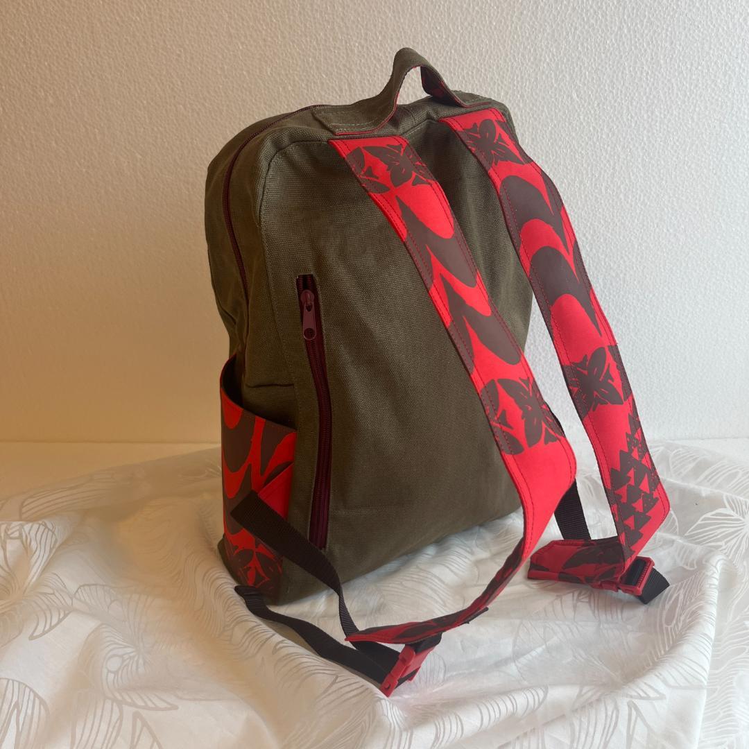 ハワイアンなリュックサック（カーキと赤いタパ）