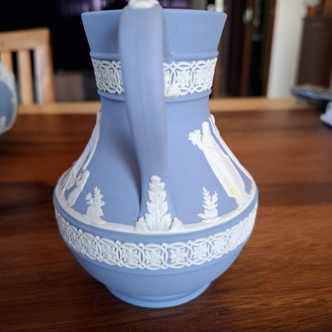 新品「WEGDWOODウエッジウッド」アイスブルー 陶器製 花瓶 浮彫り装飾