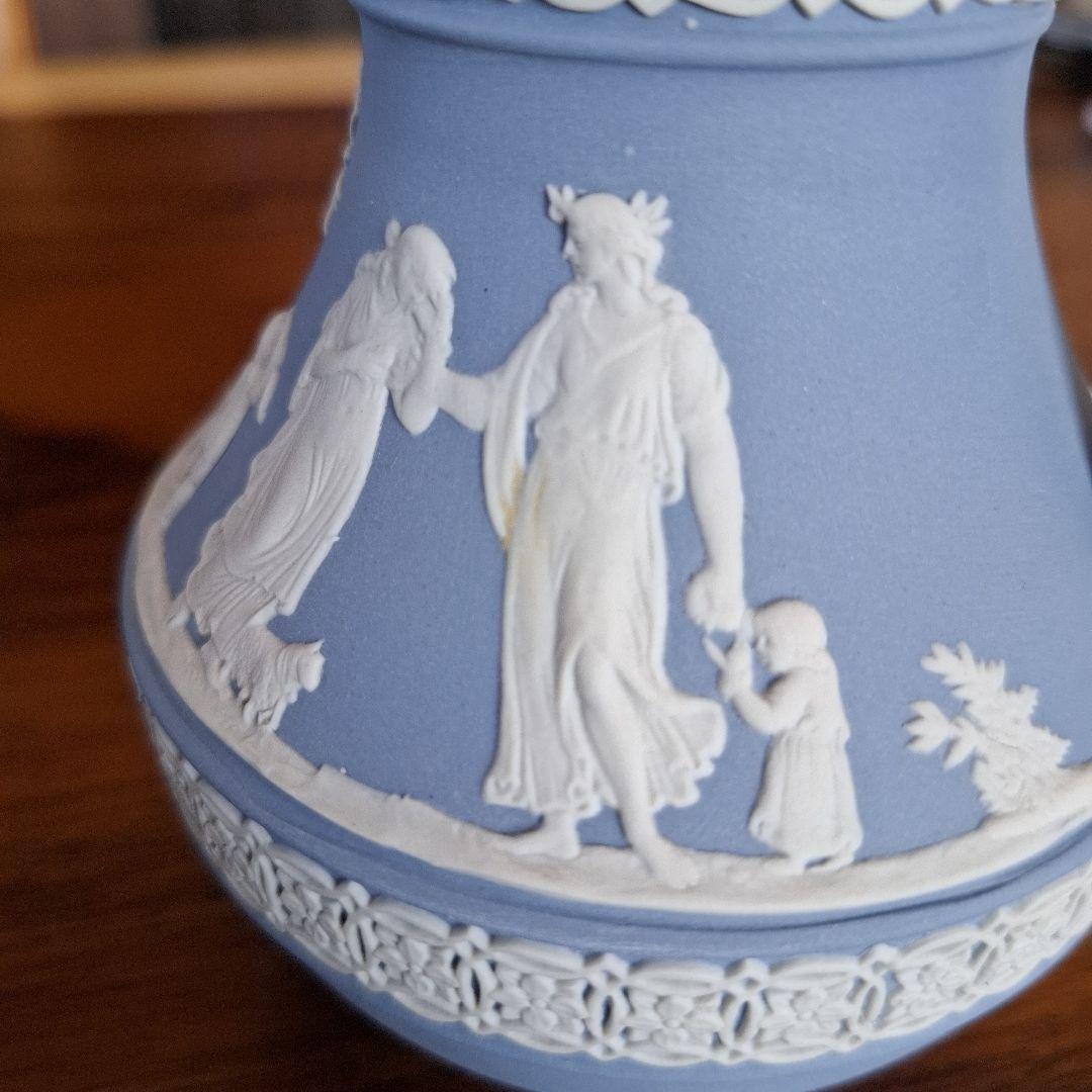 新品「WEGDWOODウエッジウッド」アイスブルー 陶器製 花瓶 浮彫り装飾