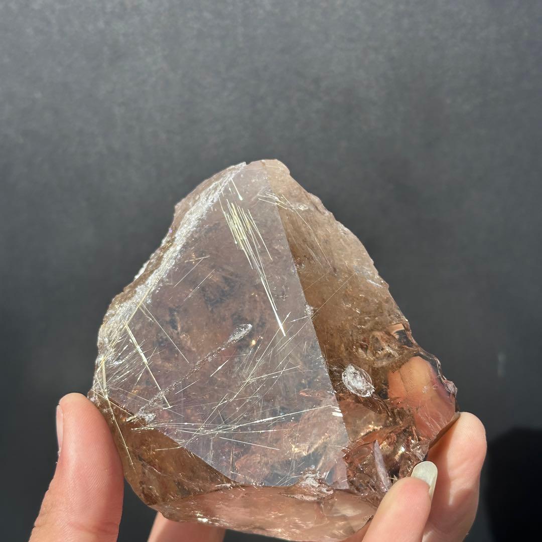 ブラジル産❣️天然石 タイチンルチルクォーツの原石　置物　鉱物G.110