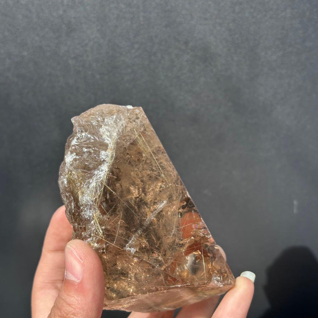 ブラジル産❣️天然石 タイチンルチルクォーツの原石　置物　鉱物G.110