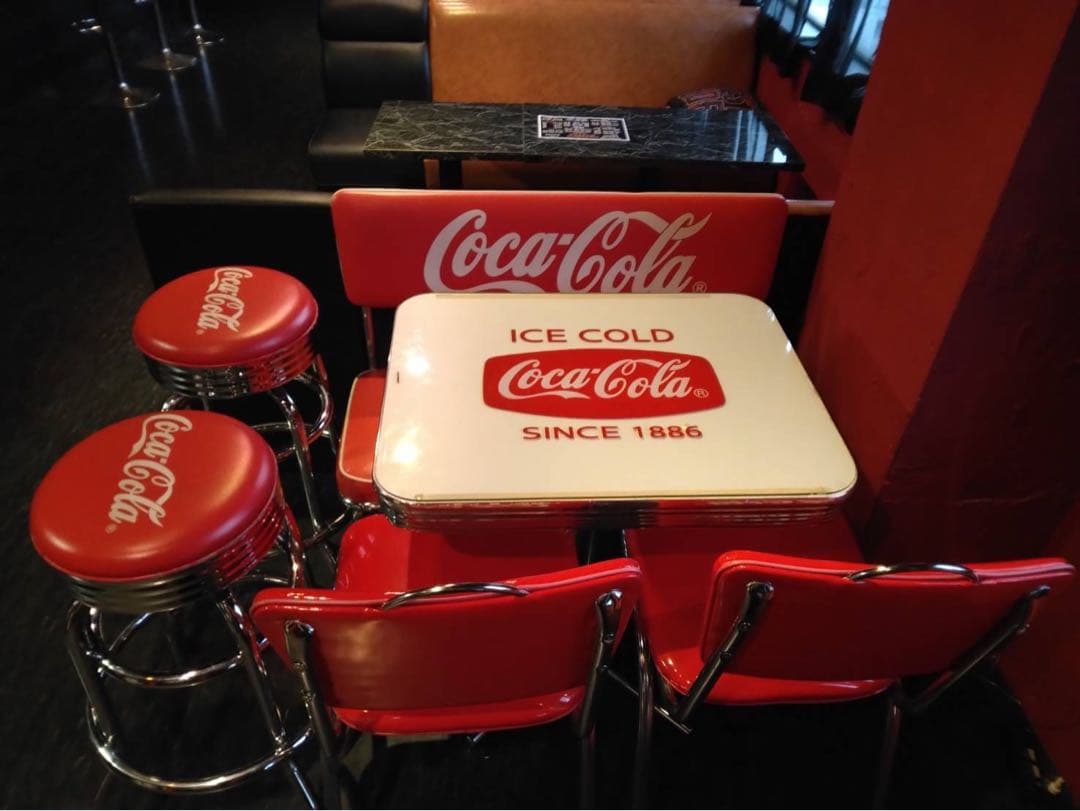 【ZEKUUページ】 Coca-Cola レトロテーブルと椅子セット